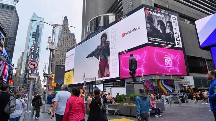 ヤー・ヤー・ヤーズのインスタグラム：「Times Square y’all!! 🙌😪❤️ @youtubemusic」