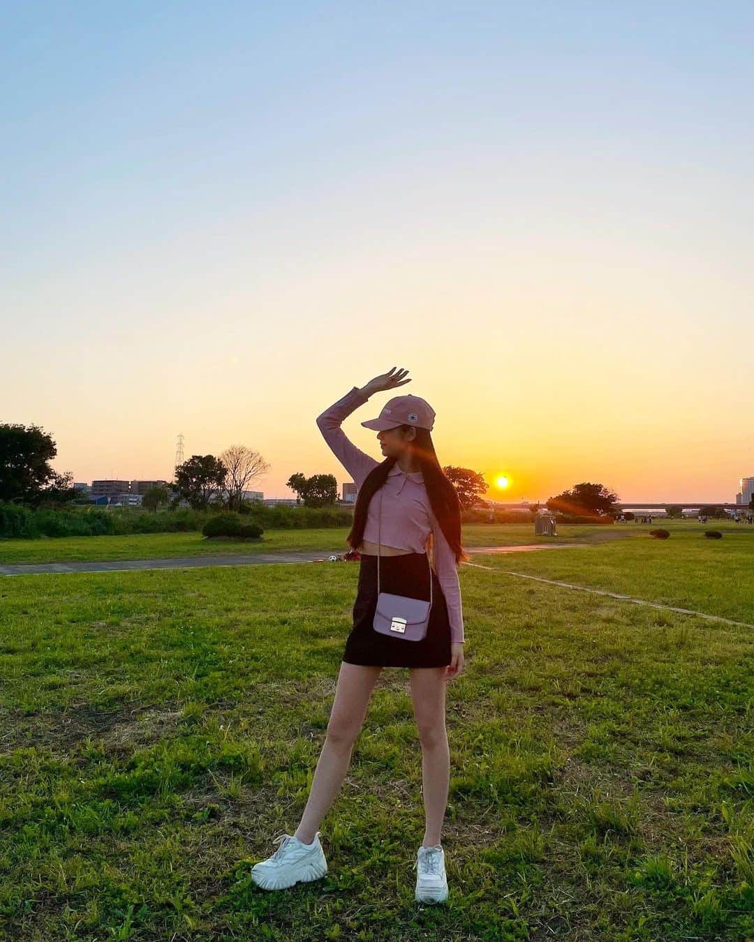 のインスタグラム：「‪𓂃 𓈒  犬の散歩をした日🌼 5枚目姉の愛ちゃんが、花冠作ってくれたの‪ ❥❥»  #夕焼け #天翔天音 #05 #sjk #jk2 #teen #model #asian #fashion #ootd #05년생 #映え」