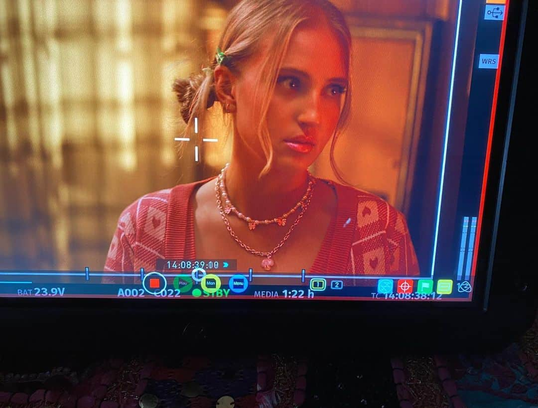 ベロニカ・ダンさんのインスタグラム写真 - (ベロニカ・ダンInstagram)「She’s so 90’s it hurts 🍉」6月5日 8時41分 - veronica_dunne