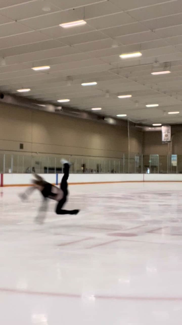 アンバー・グレンのインスタグラム：「Guess you could say my skating is breathtaking 🥴  #iceskating #fail」