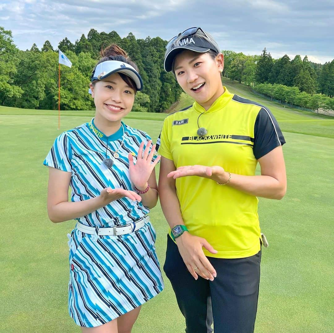 萩原菜乃花のインスタグラム：「ホトオープン4週目！ 今回でついに決着です😆⛳️  成田美寿々プロと蛍原徹さん率いる斉藤和巳さん、 萩原菜乃花チームの対決最終回！  今日も21時から放送です！ ぜひご覧ください♥️  📺BSジャパネクスト 21時〜「ホトオープン」  アプリ「つながるジャパネット」では 見逃し配信もできますよん☺️  #ほどオープン#ゴルフ#ジャパネット#bsジャパネクスト#ゴルフ番組#ゴルフ対決#ゴルフ女子#ゴルフ男子#撮影#収録#成田美寿々 プロ#蛍原徹 さん#斉藤和巳 さん」