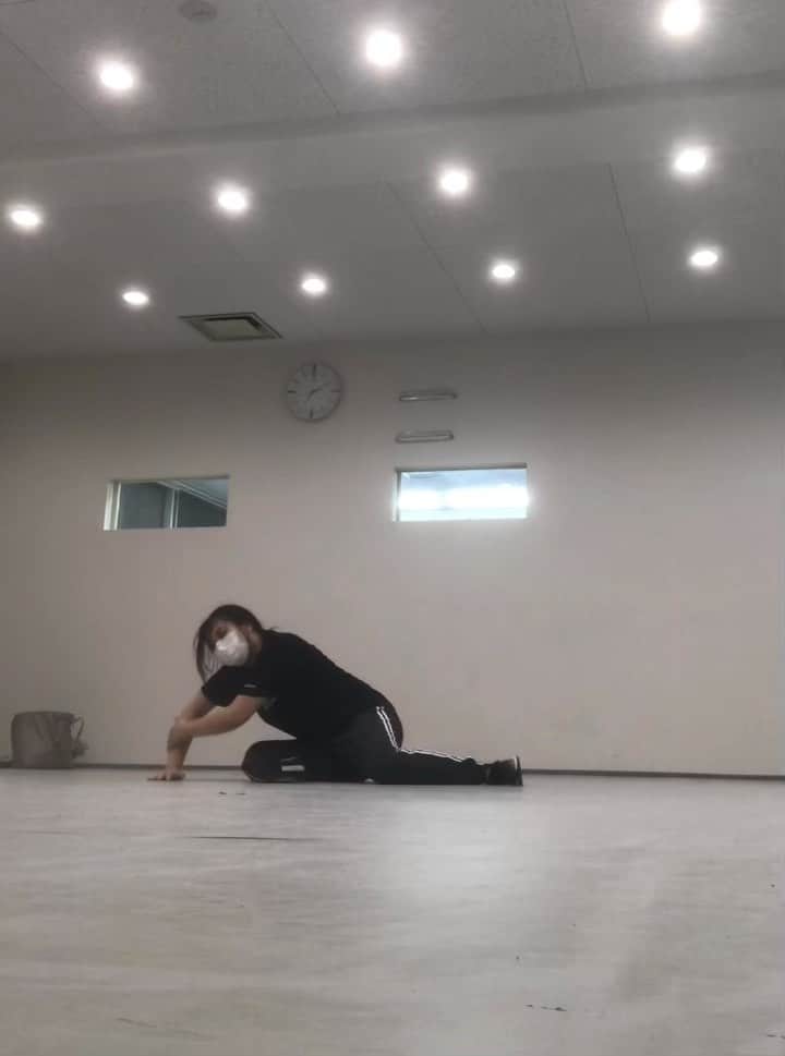 のインスタグラム：「猫より猫背な この背中なんとかしたい。。  #funny #zedd #jasmine  #cool #girl #ダンス #dance #dancer #セクシー #ボディラン #女子力up #sexygirl #sexy #脚 #自分磨き #バランス #体幹　 #selfie #happy #instagood #style #l4l #ff」
