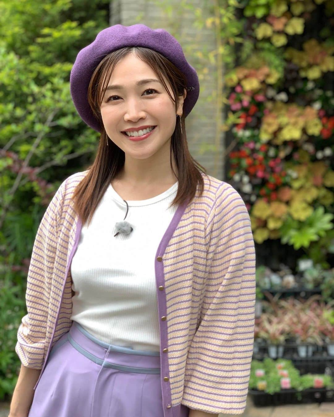 佐藤美樹のインスタグラム：「. . 今日も暑かったですねー。 梅雨の晴れ間、 どんな週末をお過ごしでしょうか☺️ . . 朝晩と昼間の寒暖差や蒸し暑さで疲れぎみの方も多いかもしれませんね🫠 . . 私もなるべくお風呂にゆっくり浸かって 疲れをとるようにしています🛀 . 花や緑も癒してくれますよね🌼 可能なら数日、、山に篭りたい笑 . . 皆さんのリラックス法も教えて下さいね！ . . . . それでは 今夜もゆっくり休みましょう✨ . . ━─━─━─━─━─━─━─━─ #横浜  #山手イタリア山庭園  #横浜カフェ  #バラ  #花  #癒やし  #グルメ  #お酒も飲むよ  #飲み過ぎ注意  #ロケ  #コーデ  #衣装  #ベレー帽  #紫  #佐藤美樹  #衣装  #smile  #yokohama  #photo  #ootd  #ファインダー越しの私の世界」