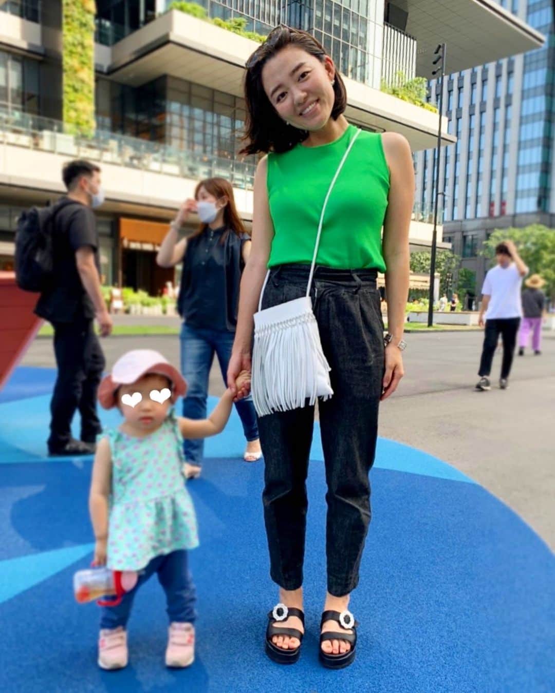 阿部優貴子のインスタグラム：「手をつなげるようになった娘とのツーショット📸なかなか二人の写真ってないので、友達に撮ってもらえてとても嬉しかった☝️ それにしても、一歳時の体力恐るべし。 土日で母ちゃんはヘトヘトです😂」
