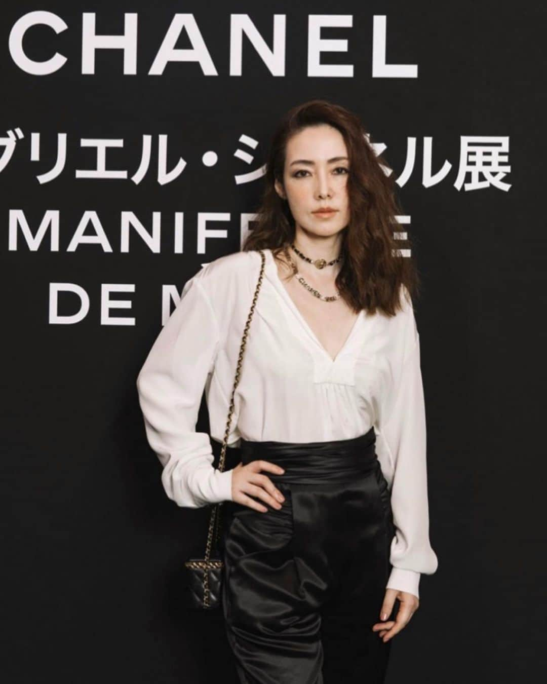 霧島れいかのインスタグラム：「CHANEL 「ガブリエル・シャネル展MANIFEST DE MODE」 オープニングイベントに ご招待して頂きました♡ 説明をお聞きしながら 貴重な作品の数々を鑑賞させて頂き、 ガブリエル・シャネルの感性と 勇気と力に大変感動しました。 素敵な体験をさせて頂き感謝致します🙏  ✴︎Thank you✴︎ stylist @mikabebe0808  hair  Asashi make-up Fusako  #chanel #gabriellechanel  #manifestdemode  #ガブリエルシャネル展」