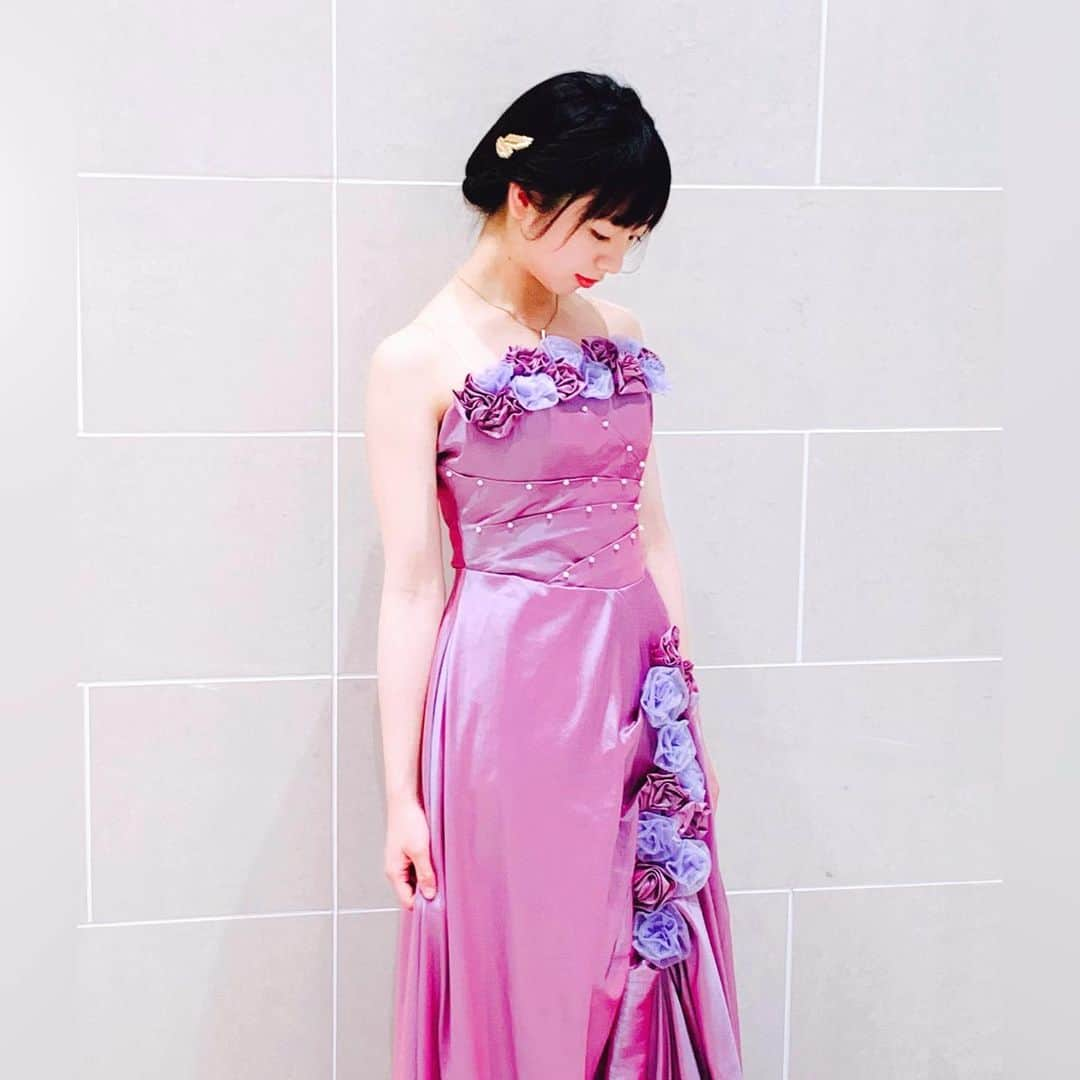 花田優里音のインスタグラム：「昨日は久々のコンクール🎹 母のドレスをまた借りました (というよりもう貰ったも同然😬) お花はきっちり縫いつけました🌸 最近ぜんっぜん上手くいかず ピアノに自信を持てずにいて 比べられたり評価されることに 嫌気と怖さがあったのですが、 とにかく私らしく！と大事に大事に弾いて ずっと曲の世界に集中できて、 その間だけは開き直って 自信を持って弾けました。 自分の音が好きでした。 いい結果をもらえた、よかったーー！ また頑張れる❗️ . #ピアノ #piano #コンクール #ドレス #dress  #怖かったけど気持ち良かった  #やっぱりピアノ好き  #最近の湿気で  #朝の時間返してってくらい  #前髪がなんかすぐうねるんだけど  #アホ毛もポワポワでてくるんだけど  #今までそれほどでもなかった気がするんだけど  #年々気になってきて  #なんなん髪の毛のくせって #成長と共に強くなっていくものなの？ #もう毎日ヘアアイロン  #暑さと湿気に負けずに  #元気に過ごしてね」