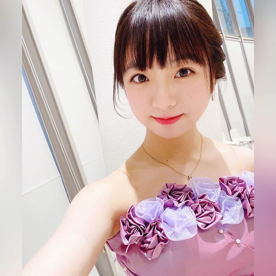 花田優里音さんのインスタグラム写真 - (花田優里音Instagram)「昨日は久々のコンクール🎹 母のドレスをまた借りました (というよりもう貰ったも同然😬) お花はきっちり縫いつけました🌸 最近ぜんっぜん上手くいかず ピアノに自信を持てずにいて 比べられたり評価されることに 嫌気と怖さがあったのですが、 とにかく私らしく！と大事に大事に弾いて ずっと曲の世界に集中できて、 その間だけは開き直って 自信を持って弾けました。 自分の音が好きでした。 いい結果をもらえた、よかったーー！ また頑張れる❗️ . #ピアノ #piano #コンクール #ドレス #dress  #怖かったけど気持ち良かった  #やっぱりピアノ好き  #最近の湿気で  #朝の時間返してってくらい  #前髪がなんかすぐうねるんだけど  #アホ毛もポワポワでてくるんだけど  #今までそれほどでもなかった気がするんだけど  #年々気になってきて  #なんなん髪の毛のくせって #成長と共に強くなっていくものなの？ #もう毎日ヘアアイロン  #暑さと湿気に負けずに  #元気に過ごしてね」6月19日 20時55分 - yurine_hanada