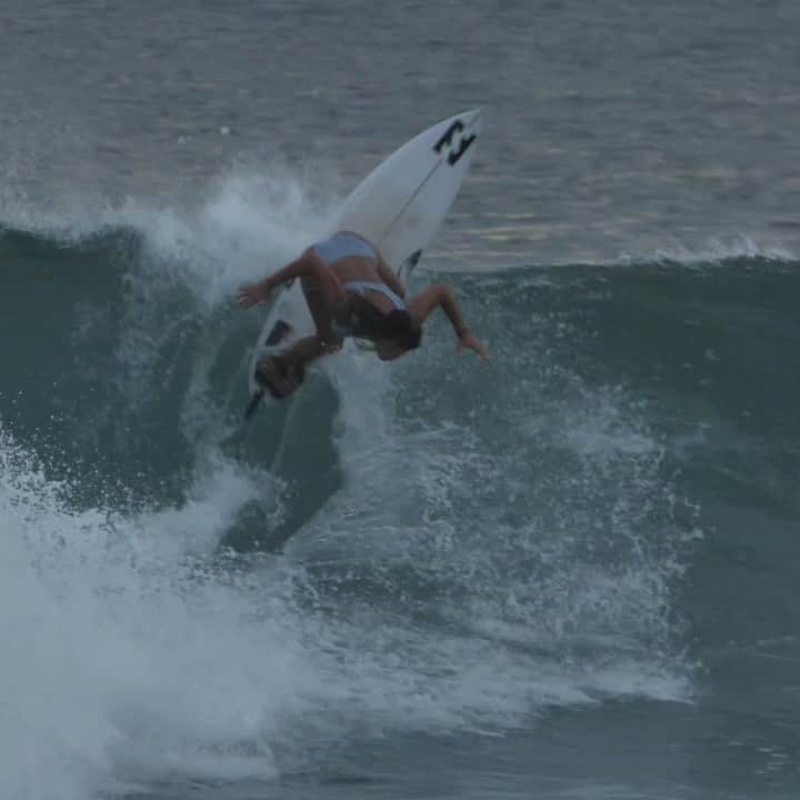 Luana Silvaのインスタグラム：「Happy international surfing day! Hope everyone scored some waves today 🫶🏽 @billabongwomens 🎥: @ivantanjung」
