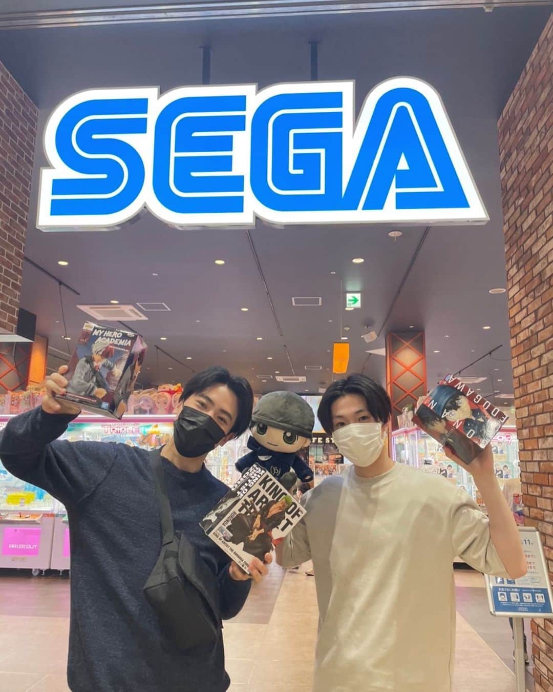 鎌田詩温のインスタグラム：「先日久しぶりに遊んびました🛸🎮 2人とも元気です🙃  ps.久しぶりにスケラボ投稿したのでチェックしてみてください！」