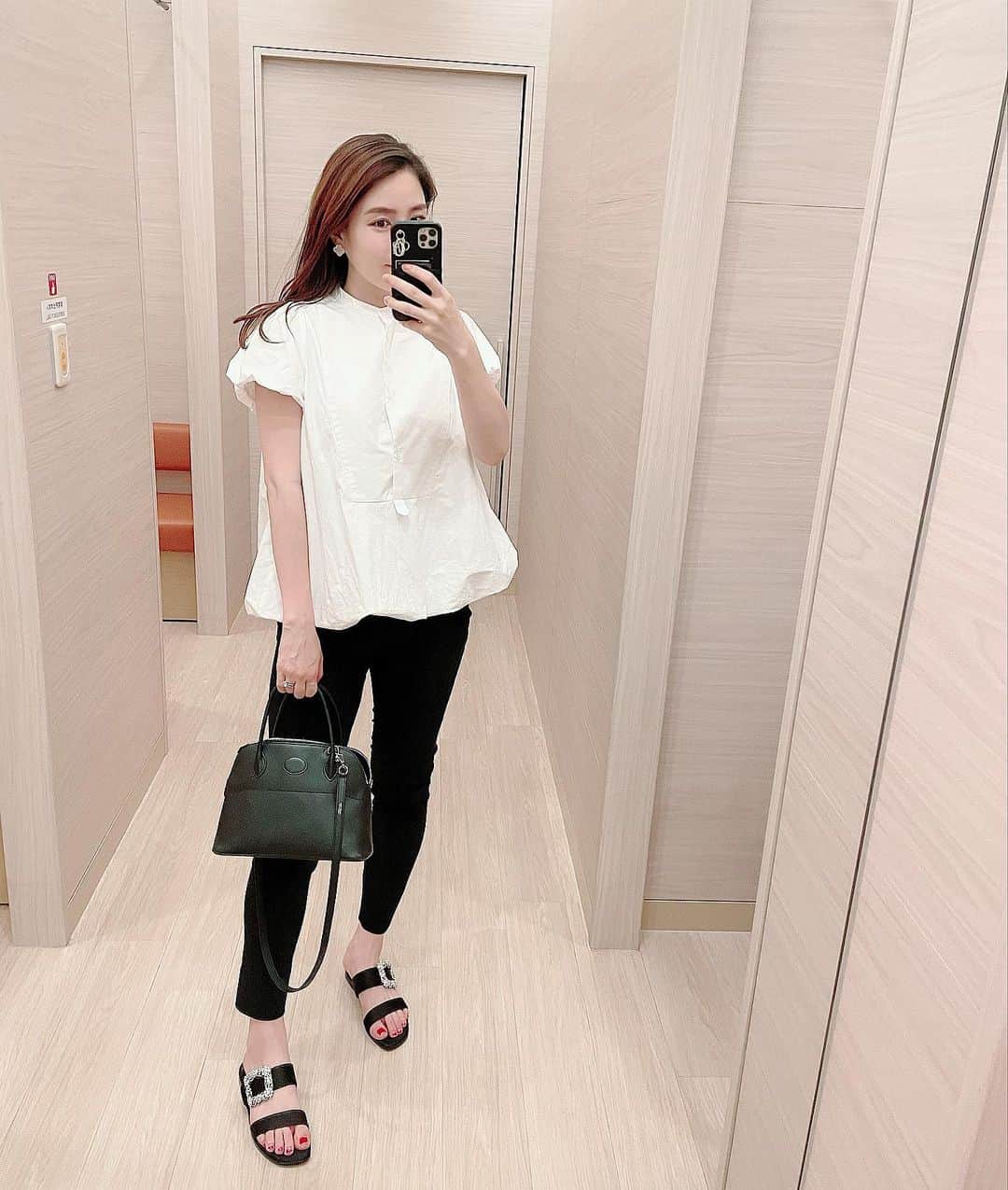 髙田麻紀子のインスタグラム：「❤︎ . 🤍🖤🤍 . シャツ#keinarita  パンツ#doublestandardclothing  サンダル#manoloblahnik  バッグ#HERMER」