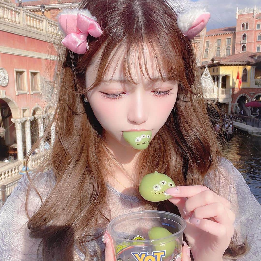 のインスタグラム：「はむ('ω'`)💚 これ20個ぐらい食べたい☁️  #東京ディズニーシー #東京ディズニーリゾート #ディズニーコーデ #ディズニーシー #ディズニーカチューシャ #マリーちゃんコーデ #マリーちゃん #フレンチガーリー #フレンチガーリーコーデ #tokyodisneysea #tokyodisneyresort」
