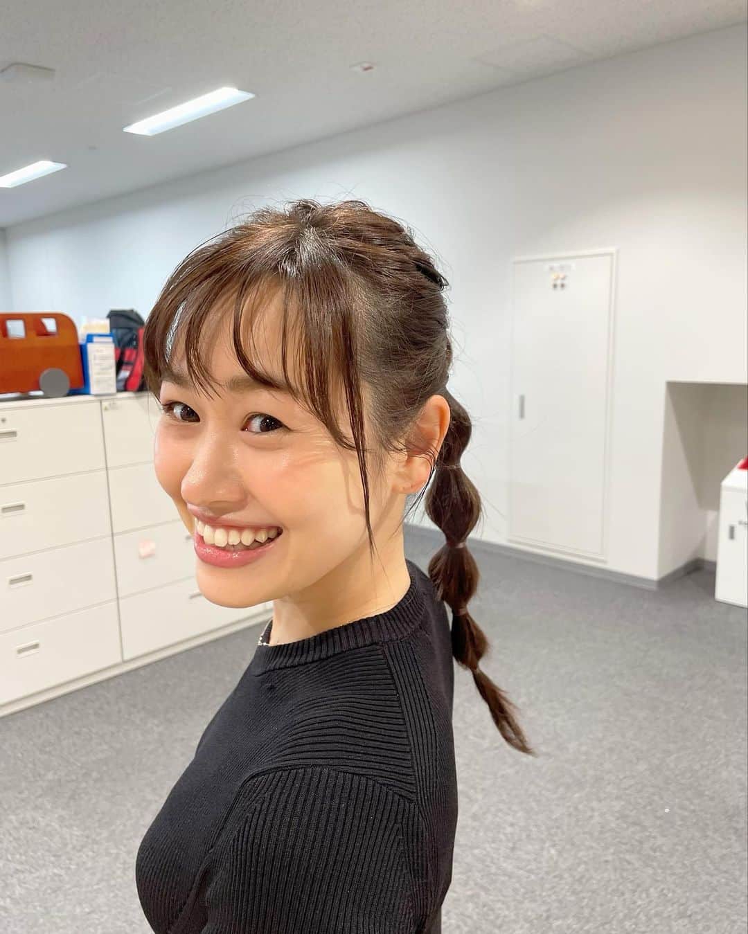 松原朋美のインスタグラム：「大とくさんのヘアスタイル🍬 なんていうアレンジだろ？ お団子🍡？キャンディ🍬？ お豆🫘？？笑  とにかく可愛かった🫶  #ヘアスタイル #大とくさん #松原朋美」