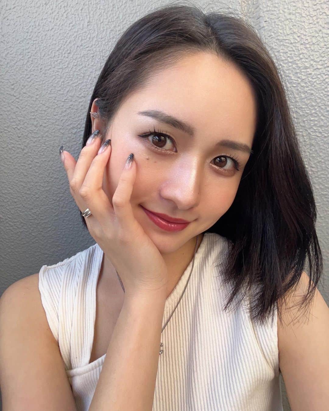 五十嵐みさのインスタグラム：「. こないだ変えたネイルが可愛すぎるから記念📸 ブラックネイル初なんだけどハマりそう🖤 . #ネイル#ブラックネイル#blacknails#nail#ラメグラデーション#ブラック#ラメグラ#ジェルネイル#ロングネイル#ネイルデザイン#レースクイーン」