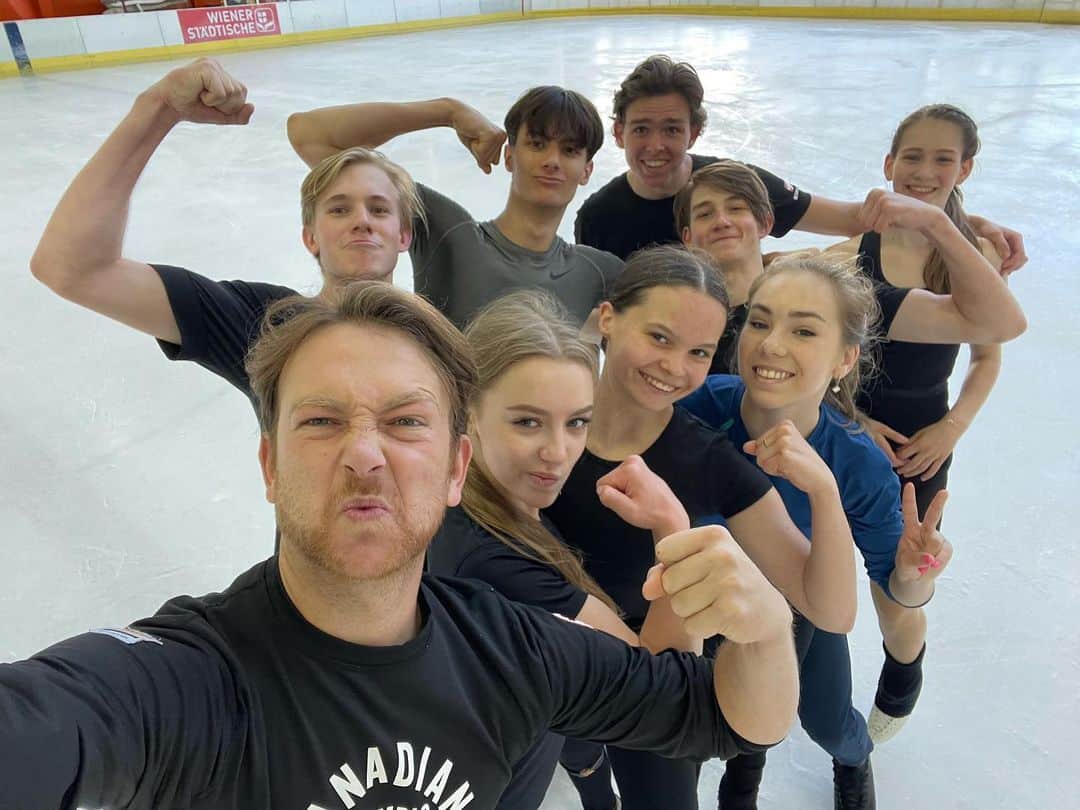 ステファノ・カルーゾのインスタグラム：「What a happy and constructive week here in Wien for the Skating Skills Impuls Days 2022! Thank you @livinginlavender @miriam_ziegler and @skateaustria for this great week! Many talented Ice dancers, singles and synchro skaters!!! ⛸🇦🇹  A special remark goes to the 2 Ice Dance teams and their coach, despite the hard time it was a pleasure to see you on the ice happy doing what you love! 🇺🇦  Good luck for the upcoming season 🔥 . . . . . #Wien #ÖsterEis #SkateAustria #WIRsindWinter #icedance #eistanz #FigureSkating #SkatingSkills #iceskating  #icedancetraining #coachlife #lifeisbeautiful #happyface #happylife #ciaobelli」