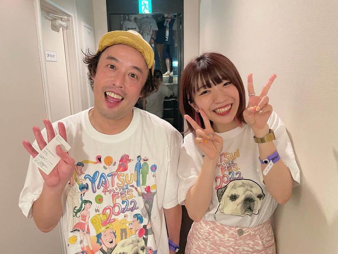 ぱいぱいでか美のインスタグラム：「やついフェス大好き💖 . 今年もやついフェスありがとうございました！ 毎年出演できて本当に嬉しいです🥲 やついさんとやついフェスは私とでか美祭が 目指している存在でして、、。 祭出演者の方に一人一人メッセージをお渡しするのも やついさんがやついフェス出演者全員に 丁寧にお手紙をくださるのを真似しています🙏🏻😂 今年も本当にありがとうございました！ . #やついフェス #やついいちろう　さん #でか美ちゃん #でか美祭」