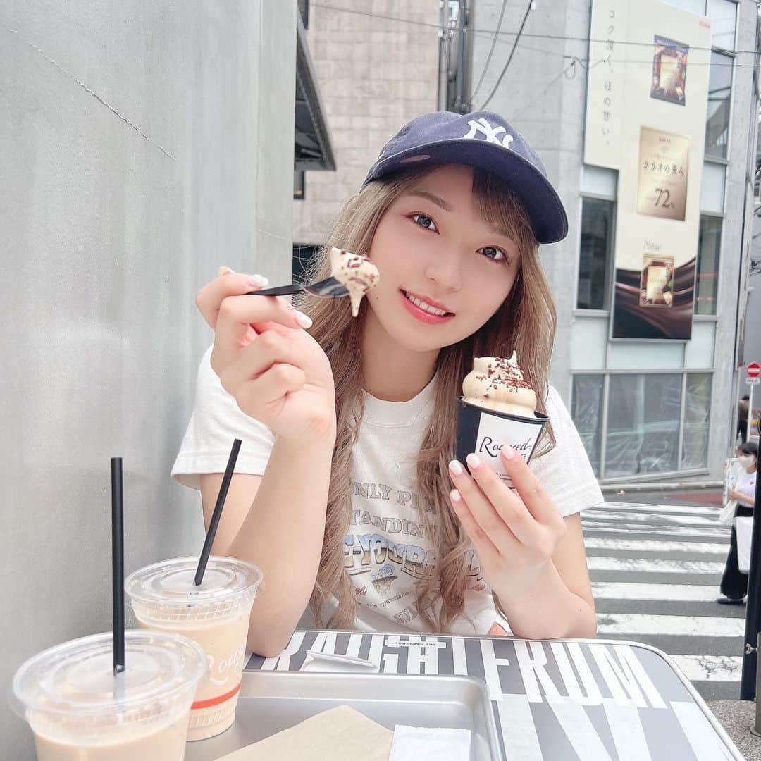 のインスタグラム：「ライブ前にお顔もちもちにしてもらってきたった〜ι(˙◁˙ )/ . . ちょっと用事があったついでにスカイツリーの方まで行ってきたよ☺︎いつもどこのサロン行っても肩が凝ってますねって言われるｱｾｱｾ笑　すっきりした！シュッとした？丸くない？ . .  ＃プラーベートサロンMana #プライベートサロンMANA＃葛飾ハイフ＃プライベートサロン#痩身#美尻#美脚#スリムムーブ#四つ木エステ#葛飾ハイパーナイフ#３Dハイフ＃美容女子#アラフォー#アラカン#アラフィフ#ラジオ波フェイシャル#ヒト幹細胞 #cafe #cafè #iceeating #icecream #wonder #newbalance #woomypr #nuera #fashion @solotusalonmana」