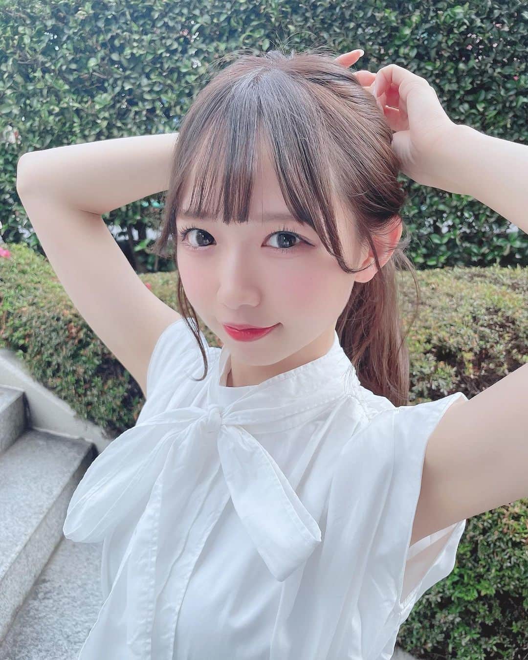 畑美紗起のインスタグラム：「ノースリーブ好きですか？ もうすぐ夏がくるね〜👒  ビデオ通話イベントあるのたのしみ🥺！ 卒業後初イベントだああ( *^ω^) みんなきてくれるかな〜〜〜  #春コーデ #ファッション #ファッションコーデ #髪型 #ヘアアレンジ #ノースリーブ #夏コーデ #ブラウスコーデ #ブラウス #夏 #snidel #畑美紗起 #春  #fashion #fashiongram #fashionista #ootd  #ootdfashion  #instafashion #dailylook #hairstyle #outfit #hair #japanesegirl #japanese」
