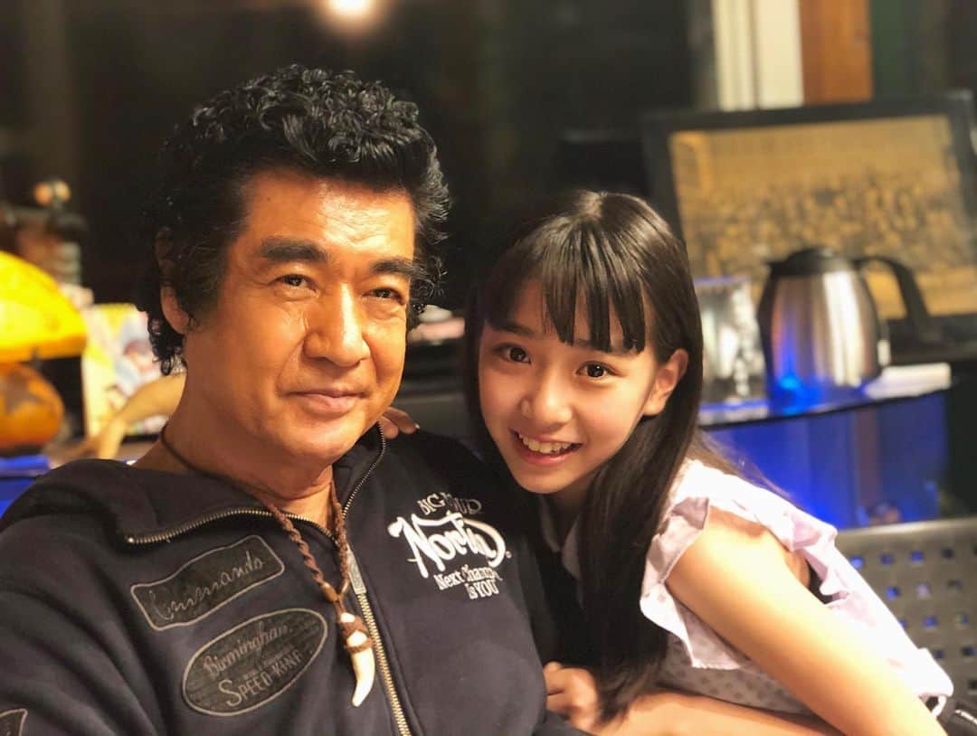 藤岡舞衣のインスタグラム：「今日は父の日😊 ⁡ いつも沢山の愛情で包み込んでくれる お父さんが私は大大大好きです💞 お父さんが教えてくれた真心、思いやり、真剣さ、愛情を次は私がお父さんに家族にそして色んな人に与え返せるように頑張ります。 本当に私のお父さんでいてくれてありがとう。🙏🏻🌸 これからもこの先もずっと大好きです、愛してます。 ⁡ 末っ子まいより。 ⁡ #藤岡舞衣#藤岡弘#父の日#father'sday #fujiokamai#hiroshifujioka」