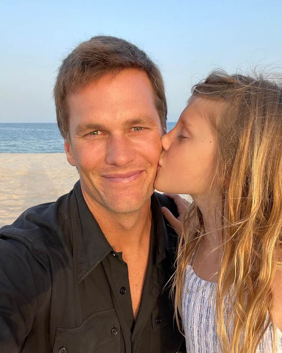 ジゼル・ブンチェンのインスタグラム：「Daddy’s number one cheerleader! We love you so much!!! Happy father’s Day! ❤️ A torcedora número 1 do papai! Nós te amamos muito!! Feliz dia dos pais!」