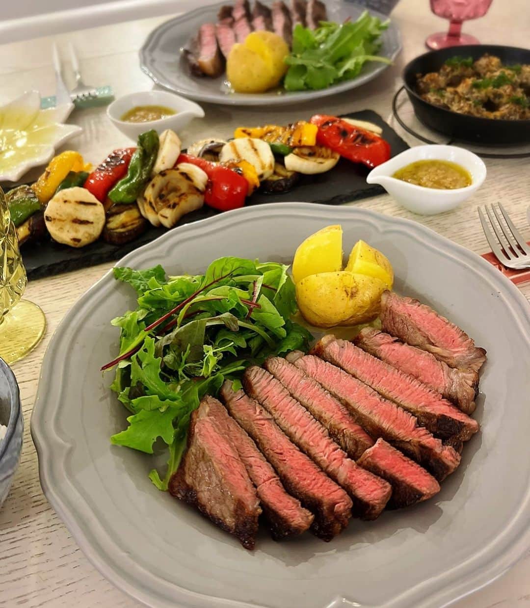 浅田好未さんのインスタグラム写真 - (浅田好未Instagram)「#晩御飯 姉とスーパーに行ったら「このお肉おいしかったよ✨」とおすすめしてくれたランプステーキ。さっそく焼いてみました。最近はもっぱら赤身派だよ😋とてもおいしゅーございました♡」6月19日 23時49分 - yoshimiasada