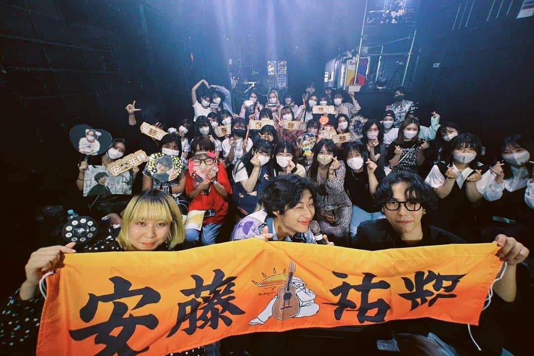 安藤祐輝のインスタグラム：「安藤祐輝1stワンマンライブスタートラインにお越しいただき本当にありがとうございました😊 そして配信から見てくれた皆様も本当にありがとうございました😆 やっと人生も音楽もスタートラインに立てた気がします✌️ 本当あっという間に終わってしまった。 30分くらいしか歌ってない気がして。笑 もっと歌いたかったな。路上ライブとは全く違う雰囲気だったし、やっぱりライブというものは良いですね🥹 沢山ミスもしたし、まだまだ未熟者で🤦‍♂️ プロとしてまだまだ足りないものが沢山ありますが、ここから2年で沢山成長してみんなに成長した姿を見せられるように武道館まで突っ走ります。 無謀な挑戦だと思うでしょ？でも本気だよ？そのくらいがちょうど良い😁 本気でまた更にギアを上げて頑張ります！！ そして、今、応援してくれる皆様、最近知ってくれた皆様ずっと応援してください。ずっと好きでいてください。最高の舞台まで絶対に必ずきてください。俺からの一生のおねがいです🥹 必ず後悔させません🌞 そして次は8/9、100人ワンマン✌️ チケ発は7/9日の21時です✌️ 今回来れなかった皆様、絶対に来てください。そして、今回来たみんなも必ず来てください。最高に幸せでハッピーにして帰します。 本当に今日はありがとうございました😊 みんな大好き😆✌️🔥🔥🔥 コメントに感想待ってるよ？🥹」