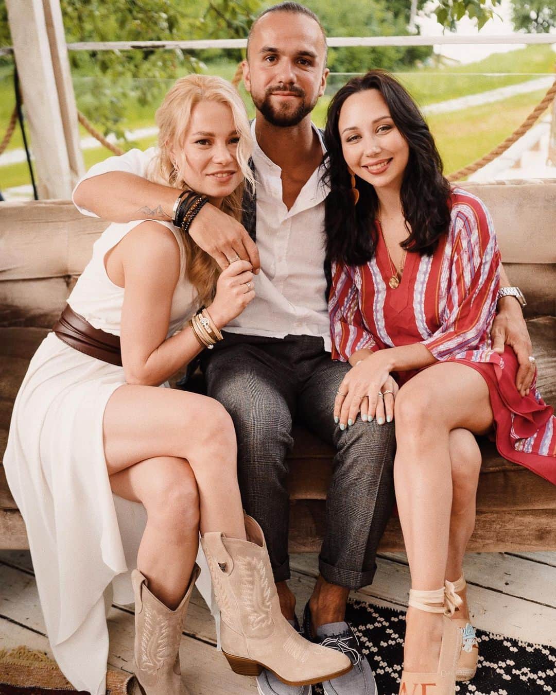 のインスタグラム：「Ах как я за вас рада!!! 🤍  . . Wedding day 👩‍❤️‍💋‍👨💌」