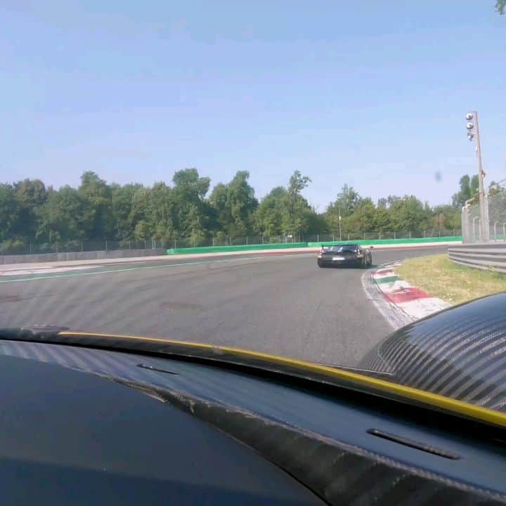 パガーニ・アウトモビリのインスタグラム：「Hit the track! Today the #HuayraR unleashed its 850 hp in the "Temple of Speed," making the Monza racetrack shake! Turn up the volume and enjoy the melody of its naturally aspirated V12!  #Pagani #Huayra #MilanoMonzaMotorShow #MIMO @autodromonazionale_monza @milanomonza_motorshow」