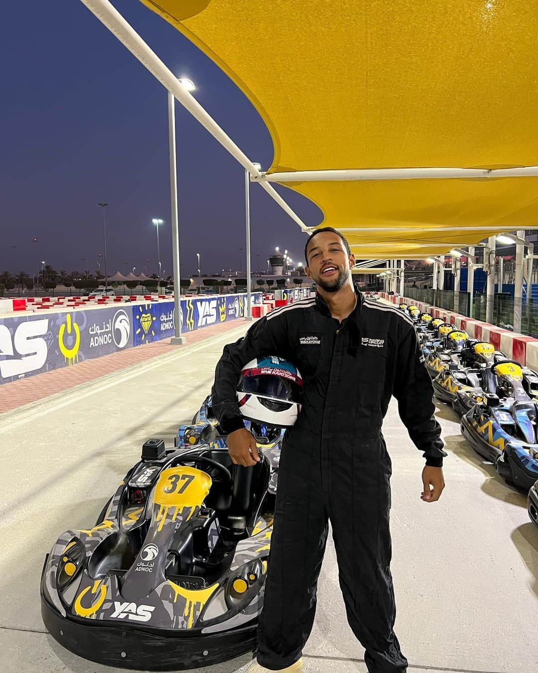 SIMON DESUEさんのインスタグラム写真 - (SIMON DESUEInstagram)「Call me Simon Hamilton   @YMCofficial #YASKartzone #SummerInAbuDhabi @visitabudhabi」6月20日 2時32分 - simondesue