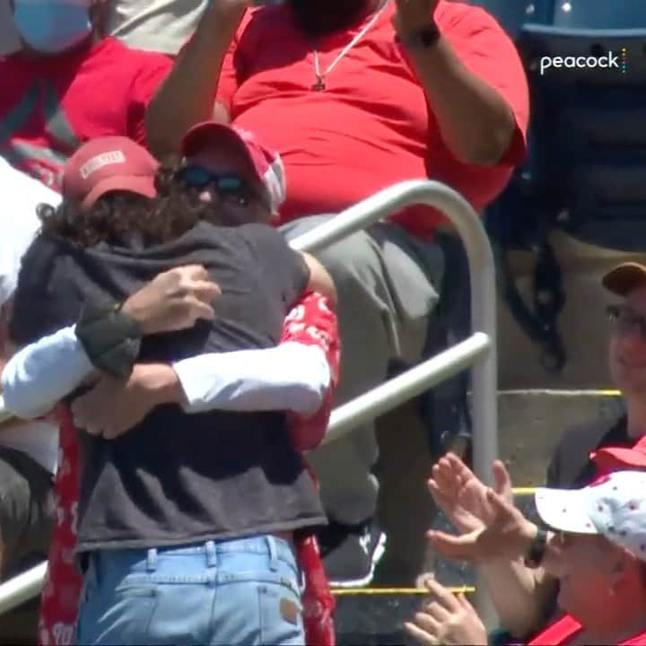のインスタグラム：「A Juan Soto home run ball is the perfect Father's Day present ... especially when you predicted it before the game!  A moment these fans will never forget. ❤️」