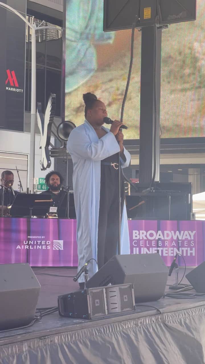 アレックス・ニューウェルのインスタグラム：「Happy Juneteenth!! I got to come back to one of my favorite songs!!! In Times Square!! Very iconic!!!」