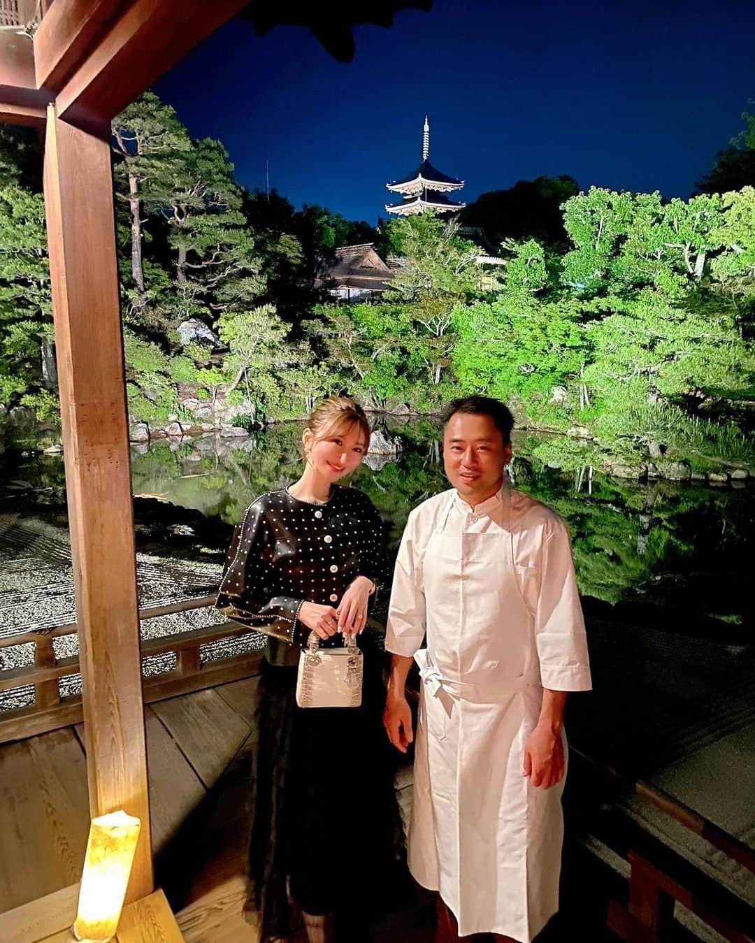 JUNKO（飯田順子）のインスタグラム：「世界遺産の仁和寺で 貴重な体験をさせていただきました❤︎ ・ 一年に一度しか公開されない五大明王の迫力には圧倒されました。 普段は入れない  皇室の即位式が行われる宸殿にて メゼババさんのお料理を堪能させていただきました❤︎ お食事の席から景色がうっとりするぐらい素敵でした❤︎ こんな特別な貴重な体験をさせていただきとても感謝です❤︎ ・ ・ 髙山シェフと👨‍🍳📷 ありがとうございました❤︎」