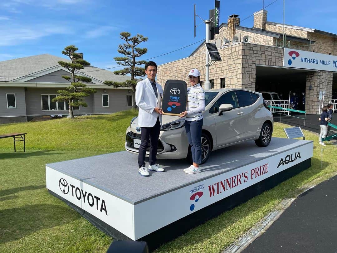 服部勇馬のインスタグラム：「リシャール・ミル ヨネックス レディスゴルフトーナメント2022にて プレゼンターを務めさせていただきました。  稲見萌寧選手、優勝おめでとうございます！  ゴルフトーナメントを現地で観戦するのは初めてでした。 印象的だったのは、ホールアウト後に 選手同士が互いを讃えあう姿。 そして、暖かい拍手を送るギャラリーの方の姿見て、 改めてスポーツの素晴らしさを感じました。  今回、故郷新潟で貴重な機会をいただき ありがとうございました！  近々ゴルフやってみようと思います。  #リシャールミル #ヨネックス #ゴルフ#ヨネックスカントリークラブ #トヨタ#アクア#toyota #aqua」