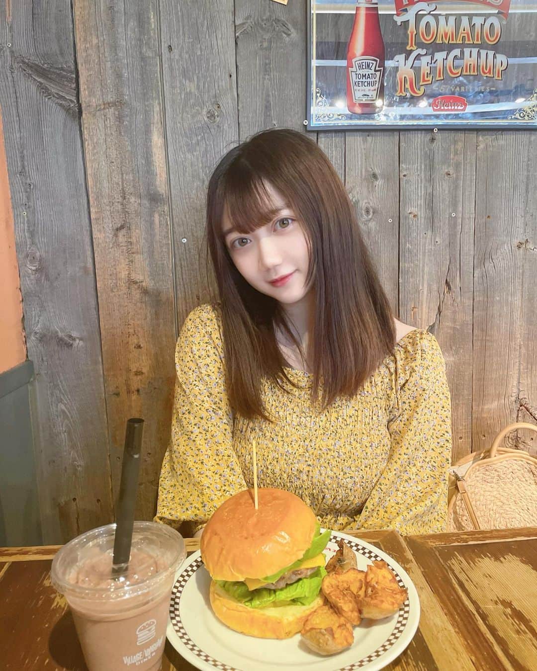 のインスタグラム：「ハンバーガーにチョコシェイクは合わないよねん🍔🥤」