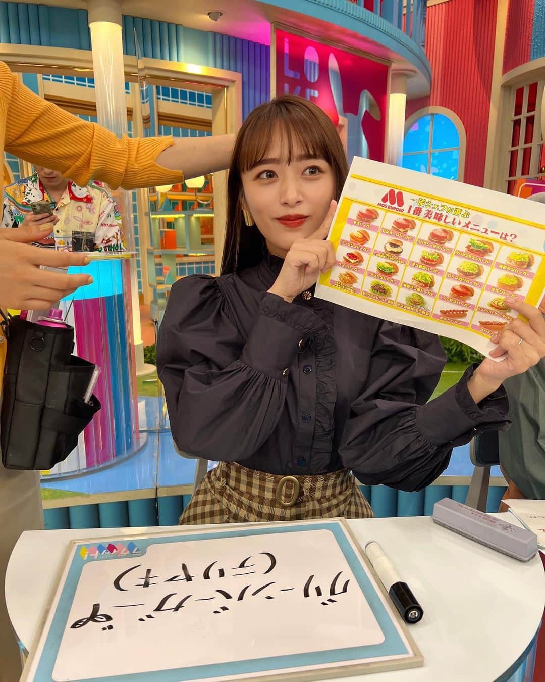 近藤千尋のインスタグラム：「載せよかな〜どしよかな〜 って思ってる写真を一気に更新🤳笑 統一感ゼロです。。笑 もっとまめに更新しなきゃだよなぁ😨笑  先週の写真たちです♥️ まずはラヴィット🐰！ 今週はランキング外れた〜🥲💕  衣装は⬇️  ウェア @tarajarmon_jp  アクセサリー @unoaerre_japan  シューズ @dianashoespress  二枚目は、はじめましての カナメストーンさんのお二人と ローソンさんの配信のお仕事の時📸✨ ケーキをデコレーションさせて頂きました❤️❤️  ウェア @amerivintage  アクセサリー @daughtersjewely  スタバのメロンは2回飲みました🍈笑  土曜日は菜香と公園day🌳💕 子供達大好き菜香♥️笑 @saika518   ネイルを必死に撮るわたし @risadlaw___  @tsubasa_by_dlaw.lapilie   @veryweb.jp  のオフショットからの  娘とアイスデート💕💕  てな感じの十枚です！笑 こんなインスタもたまにはあり？🤍🥹  コメントたくさん待ってるよ❣️🌈」