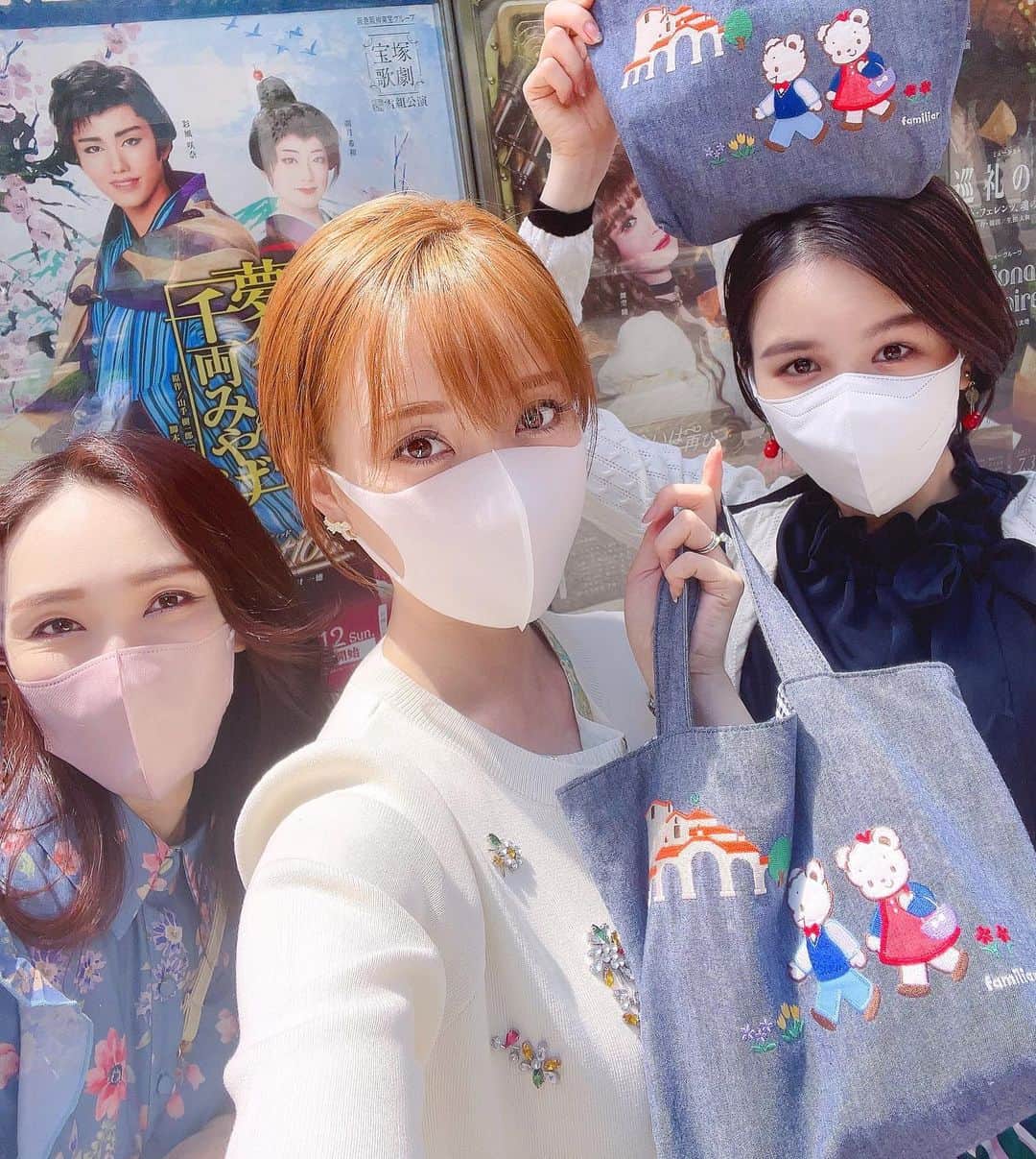瀬戸早妃のインスタグラム：「雪組さん観劇トリオ🥹 宝塚が繋いでくれたご縁に感謝…💚💚💚  ゆちゃんさんは @montresorsaki オリジナルワンピースを着てきてくれたり👗💞、 しゃもちゃんは5年前くらいのモントレゾールのイヤリング🍒してきてくれたの🎶  嬉しかった🥰  あとで感想レポします…✨ レポってほどでもない、いつも感動したってことが言いたいだけの文になってしまうのだけど⛄️笑  #雪組 #宝塚 #彩風咲奈 さま #朝月希和 さま #夢介千両みやげ  #東京宝塚劇場」
