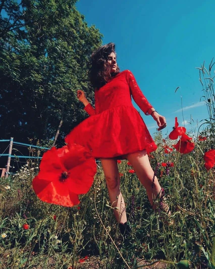 Joyce Ilgのインスタグラム：「Liebe ist Freiheit! ❤  Ich habe die letzte Zeit hin und wieder spirituelles Zeug in meiner Story geteilt 😂, denn ich glaube an das Universum, die Gesetze des Universums und an ein großes, übergeordnetes Bewusstsein, das uns energetisch verbindet 💫 #weareallone   Diese Liebe zu allem und jedem, die Selbstliebe, das Vertrauen machen mein Leben so leicht & frei und ich bin einfach nur dankbar für diese Verbindung. So frei wie jetzt habe ich mich zuvor nie gefühlt. Denn negative Emotionen mir selbst und anderen/anderem gegenüber haben mich spüren lassen wie abhängig mein Wohlbefinden ist. Und jetzt begegne ich allem und auch mir selbst mit einem ganz anderen Bewusstsein.  Wenn ich die Verbindung mal verliere, mal im Ego festhänge, mich lost fühle, dann hilft mir die Natur 🌱🌺🌳 dabei, diese Verbindung wieder aufzubauen. Außerdem erdet die Natur. Ich habe früher viel zu wenig Kontakt zur Natur gehabt als erwachsenes Großstadtkind.  In meiner Storyumfrage letztens kam raus, dass unter 30% von euch spirituell sind. Erzählt mir gerne in den Kommentaren davon, woran ihr glaubt. Ich war den größten Teil meines Lebens Atheistin. Durch einige crazy Erlebnisse hat sich das komplett gewandelt. Ich werde zu den Gesetzen des Universums sicher noch was posten.  #Love ❤」