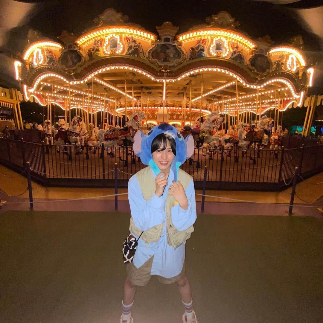 星野晴海のインスタグラム：「🎠𓈒𓂂 遊園地は夜のが好き あのキラキラした感じの特別感たまらないよね🌟   #ディズニーランド   #ディズニーコーデ   #used  #ootd  #fashion   #古着  #古着コーデ  #古着mix」