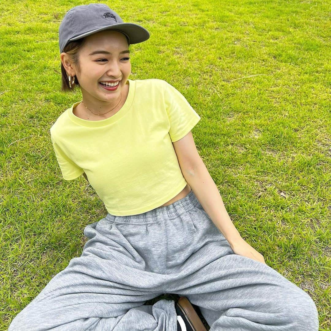 富久美玲のインスタグラム：「_ . 🆕 黄色のショート丈TシャツGET〜🍋 . ショート丈ってだけで可愛いのに カップ付きだから楽チンで最高！！！ . @tothesea_hawaii  ▷フリーサイズ . #私服#身長152cm#mireistylecode#ootd#トップス#半袖#tシャツ#ショート丈#totheseahawaii」