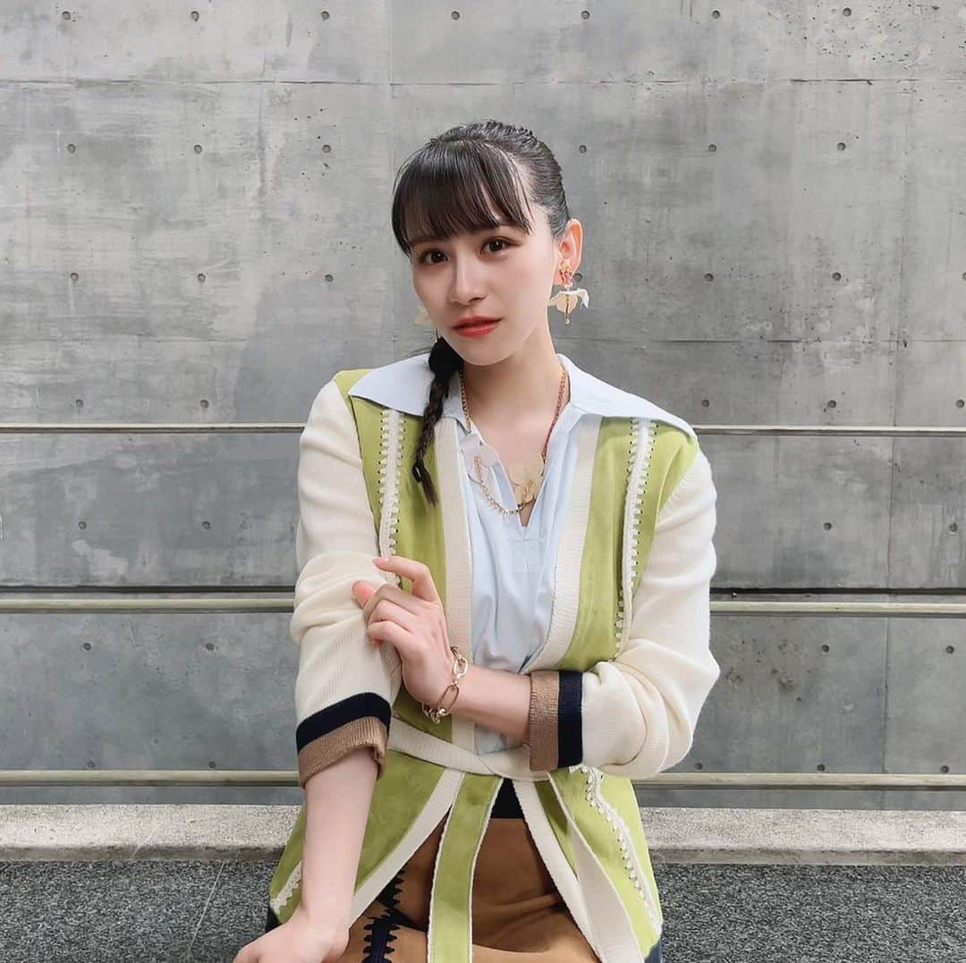 のインスタグラム：「ドラ恋🫰🏻まじ大人カジュアル👱🏻‍♀️ こんなコーデでデートしちゃう？メイクは逆に幼くきゅるん👶🏻🍼目の下のキラッてみえとるかね🥳お花のアクセも#marniさん天才👱🏾‍♀️🌼ピアスの揺れが男子の目線釘づけにしちゃうよ🥰 #丸の内レディコーデ #足元はスケスケピンヒール👠 #清原節 #prfm  #ドラ恋 act.4 この後22:00から📺✨お見逃しなく！👀  "Falling in love like a romantic TV drama ~Kiss me like a princess~" act 4 airs tonight at 10:00 p.m. ! Make sure to check it out!」