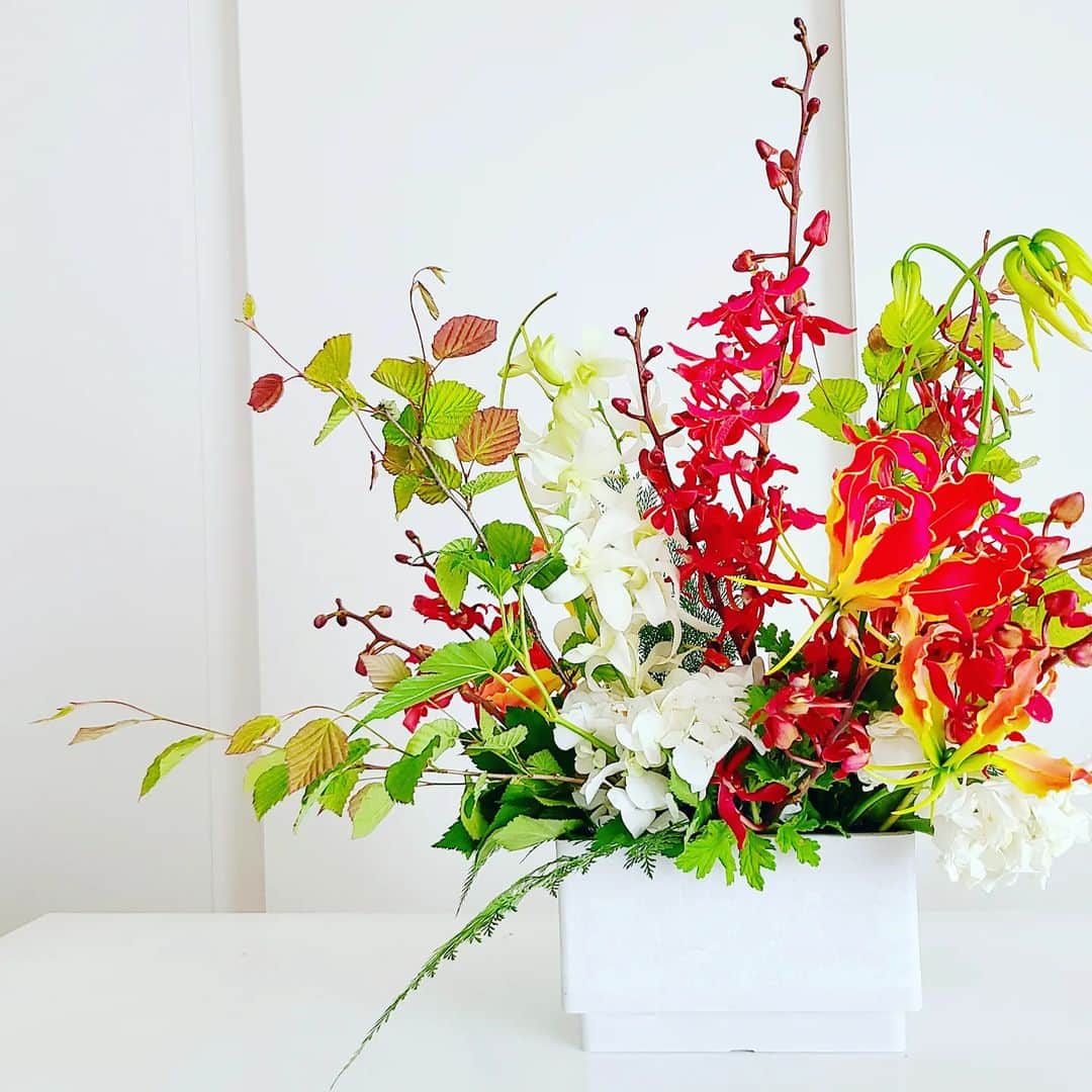 のインスタグラム：「*素敵なお花*  #いただきました🤗  #もう２週間前くらいだけど🤭  #お花枯らさない選手権🥳  #とかあったら是非参加したい🤣  #flower#love」