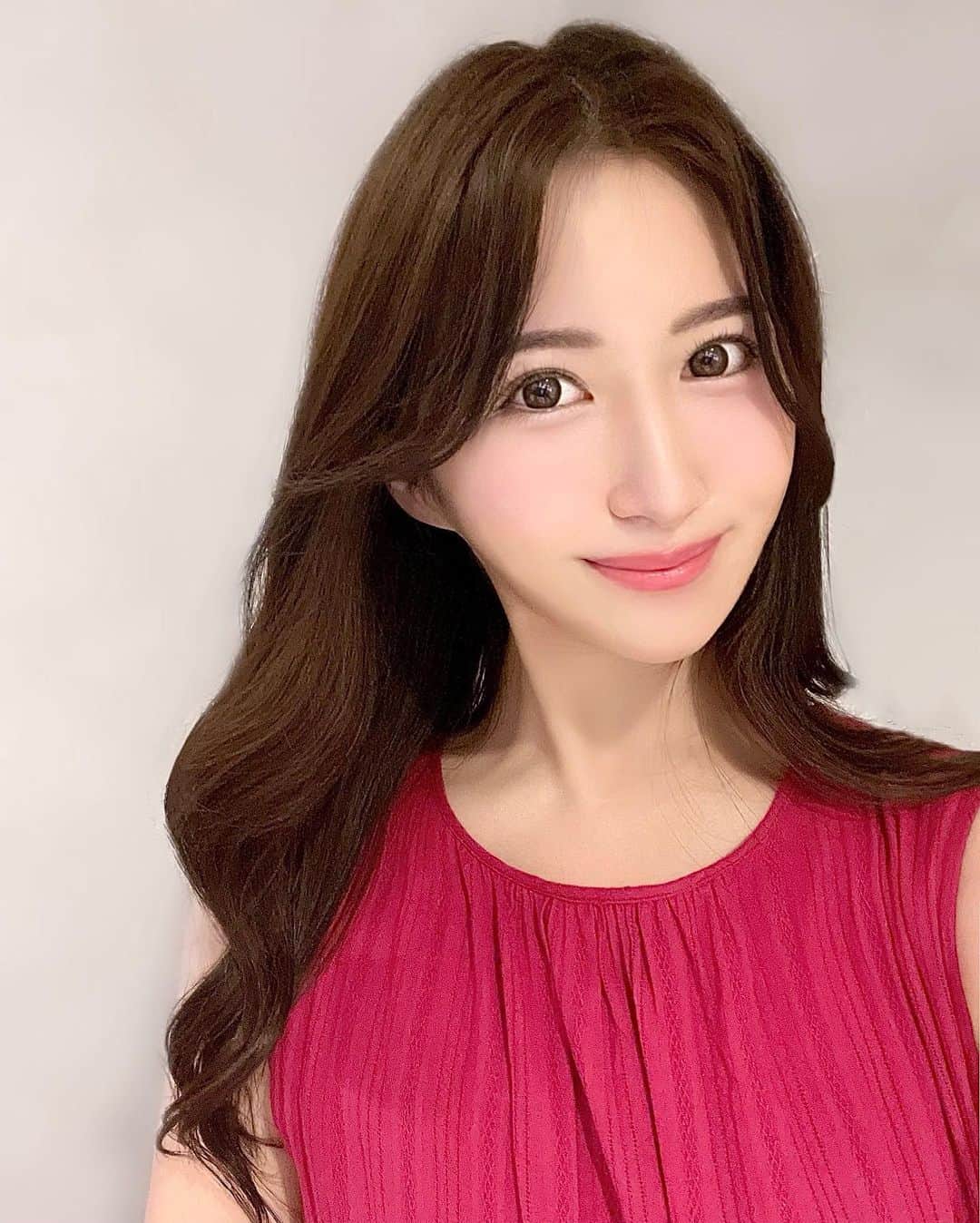 のインスタグラム：「お肌の調子がいい感じ🥹🍒❤️ (どあっぷ失礼します) ⁡ @mscollection_official さんへ先日 定期メンテナンスで伺ってきました✨ ⁡ 月1でお願いしている ＂H2ホワイトフェイシャル＂は ビタミンCをたっぷり導入するので 今の時期の紫外線ダメージにも最適…💓 ⁡ ⁡ メニュー内容は 【クレンジング→水素洗浄→EMSで顔面筋トレ→キャビテーション→イオン導入でソフトピーリング→ビタミンC導入→パック→小顔マッサージ→パック→お仕上げ】 ⁡ ⁡ この日はしほさんに施術していただきました🌷 むきたまごのようにツルツル肌のしほさん、 小さな肌トラブルも逃さずに入念に ケアしてくださって最高です☺️🫶🤍 ありがとうございます♫ ⁡ 指名は1,000円でできるそうなので 是非、しほさんの技術を体感されてみてください💕 ⁡   ⁡  @mscollection_official  M's COLLECTION 【エムズコレクション】 ⁡  📍 名古屋市中区丸の内3-18-12 ラフォーリア 5B  電話番号：052-684-5361 営業時間：10:00〜19:00 ⁡ 🚇久屋大通駅2A出口より徒歩1分 / 栄駅徒歩5分   ⁡ ⁡ ⁡ #Mscollection #エステサロン #名古屋エステ #名古屋エステサロン #愛知エステ #名古屋美容 #美容サロン #エステサロン #美肌ケア #キャビテーション #ご褒美エステ #定期メンテナンス #紫外線ケア #紫外線ダメージ #uvケア #h2ホワイトフェイシャル #美白ケア #赤ワンピース #赤コーデ」