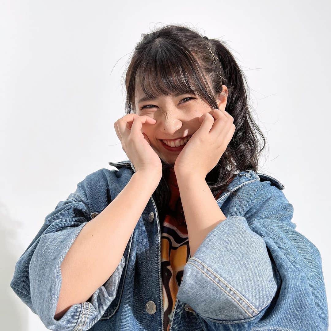 加藤一華のインスタグラム：「. ❤️‍🔥❤️‍🔥❤️‍🔥  #火炎 #fire #smile #Gジャンはなるに借りた #金城家代々受け継がれてるGジャン #ジーンズって使うほど味が出るからいいよね #Gジャンコーデ #ハーフアップアレンジ #笑うと鼻にしわできる」