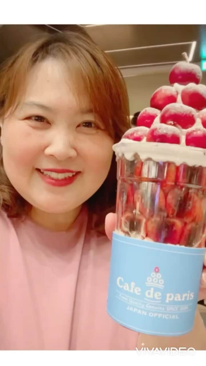 まんまるともぴーのインスタグラム：「待ちに待った🍒チェリーの季節が やって来ましたよ〜😻❤️  いつも美味しいフルーツたっぷりの 素敵すぎるボンボンが楽しみな  【カフェドパリ】  @cafedeparis_japan   仲良しまいちゃんと @mai__29xx  いつも一緒に食べるのが楽しみなの😆💓  今回は🍒可愛すぎるビジュアルだけでなく 女子にとっても嬉しい 効果がたっぷりのチェリー🍒  ✅鉄分含有量が多く さくらんぼに含まれる ビタミンCと摂取する事で より吸収されやすくなるため  貧血気味の方には特にオススメ😉❣️ 食物繊維もたっぷりなので スッキリ嬉しい腸活にも😀💓  可愛くて美味しいだけでなく カラダにとっても良いフルーツ 🍒チェリーが盛り沢山の  《チェリーボンボン🍒》  甘酸っぱくてさっぱり美味しい😋💕 ペロりと食べられちゃう  1番上に乗った🍒チェリー 以外は全部タネが取り除かれてて 食べやすいのも嬉しいポイント👆✨  夏にとってもオススメしたい 真っ赤に熟れたさくらんぼ🍒  【カフェドパリ】  @cafedeparis_japan   🍒チェリーボンボン🍒 是非ゼヒお試しあれ〜🤗💖  #カフェドパリ #カフェドパリジャパン #cafedeparis  #カフェドパリ大阪 #カフェドパリ大阪大丸心斎橋店 #大丸心斎橋 #心斎橋大丸 #心斎橋大丸フードホール #心斎橋カフェ #心斎橋グルメ #心斎橋スイーツ #なんばカフェ #なんばグルメ #なんばスイーツ #大阪カフェ巡り #大阪スイーツ #カフェ好きな人と繋がりたい #フルーツパフェ #韓国スイーツ #スイーツテロ #さくらんぼ #さくらんぼパフェ  #さくらんぼ好き  #チェリー #チェリーパフェ #チェリー好き #ビタミンc  #貧血予防  #nambacafe  #shinsaibashi」