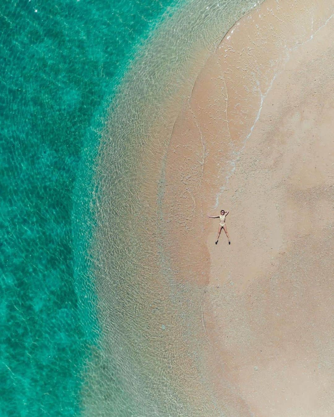 のインスタグラム：「. 海の色がエメラルドグリーン🐠 ドローンになりたい🤫💗 . . . . . .  @cairnsjp @queensland  #cairns #cairnsaustralia #cairnscity #cairnslife #cairnsofinstagram #australia #studentlife #slowlife #esplanade #lagoon #palmtrees #ケアンズ #ケアンズ留学 #ケアンズライフ #オーストラリア #オーストラリア留学 #留学 #留学生活 #語学留学 #語学学校 #beach #bikini #chillout #morning #lunch #breakfast #brunch #フランクランド #フランクランドアイランド   📸@mario_cairns  @franklandislands」