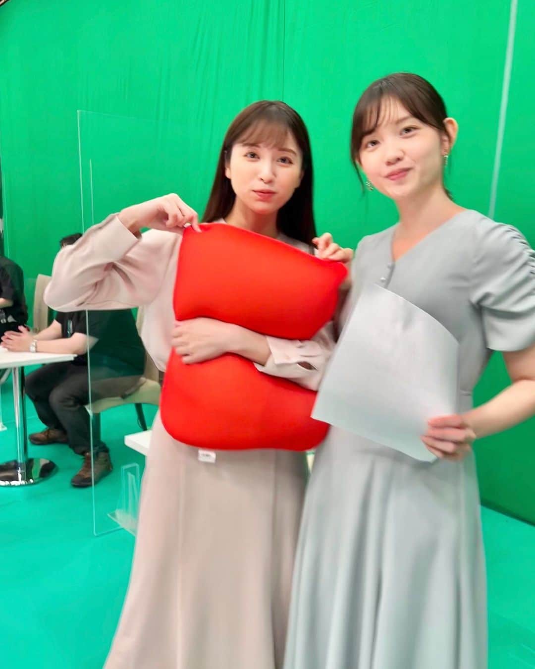 角谷暁子のインスタグラム：「❤️  同じ番組を別の曜日で担当しているからなかなか会えない田中。赤ちゃんみたいでかわいい田中。いつもひたむきに仕事に向き合う姿が愛しい田中。 これからもたなかどや頑張ります！  #wbs #フィールドキャスター」