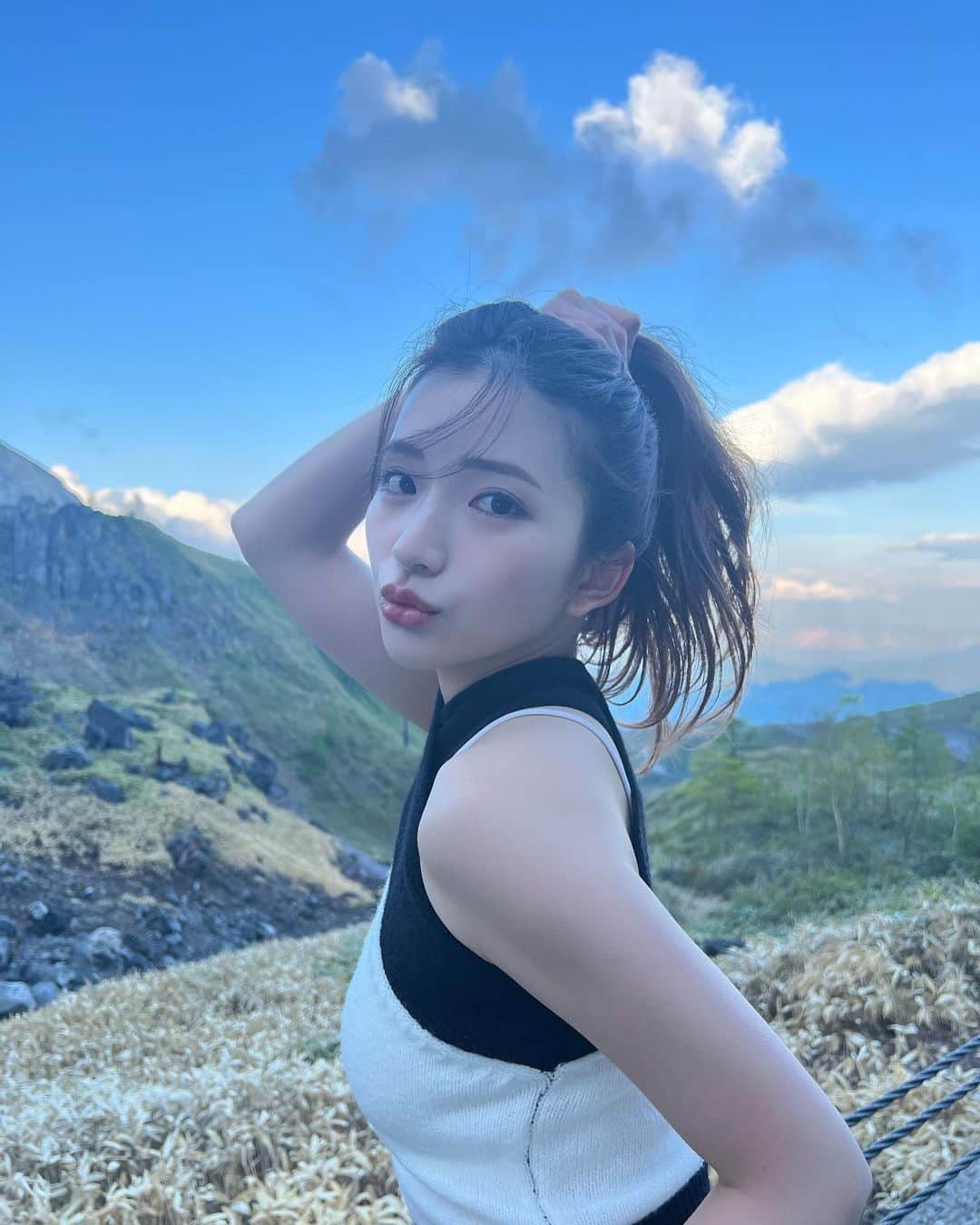 南りほのインスタグラム：「草原での写真はこれでラスト☁️ まだあるのはストーリーに載せるね🍃 正解は草津でした🐾 #草津」