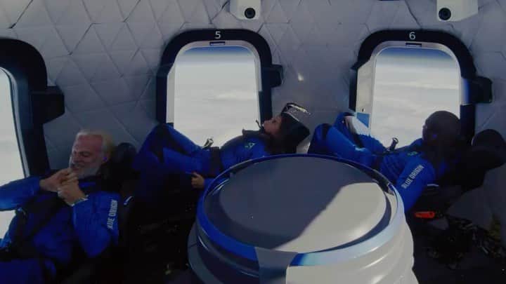 ジェフ・ベゾスのインスタグラム：「Congrats to this morning’s new astronauts.  @blueorigin • The view changes you. #NS21」