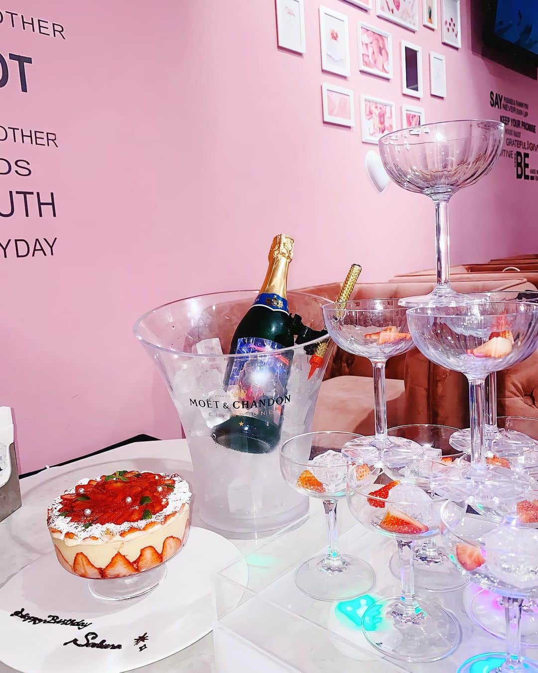 アンジェリカのインスタグラム：「❤︎🥂」