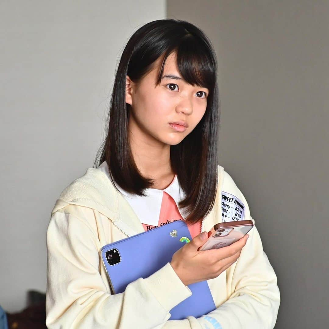 大島美優のインスタグラム：「TBS日曜劇場 「マイファミリー」  今夜9時から第9話放送です。  予告をみた友達から 「どうなるの？！」 と聞かれます。 気になりますよね…🫢  是非ご覧ください。  #日曜劇場 #マイファミリー #TBSドラマ #TBS #TVer #disneyplus #二宮和也 さん #多部未華子 さんの #娘 #鳴沢友果 役 #友果 #アミューズ #大島美優 #OshimaMiyu #MiyuOshima #出演情報 #みてね」