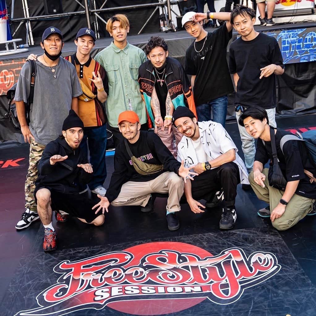 SNACK（野村直）さんのインスタグラム写真 - (SNACK（野村直）Instagram)「BreakDance Competition Freestyle session JAPAN 2022 ARIYA Crew top8 @ariyacrew2009 ㅤㅤㅤㅤㅤㅤㅤㅤㅤㅤㅤㅤㅤ  📸 @haru_graphics @feworks_films Thank you✨ ㅤㅤㅤㅤㅤㅤㅤㅤㅤㅤㅤㅤㅤ 前日にイーグルツイストで首から落ち痛くて不安でしたが 会場にボディケアブースがあり @okseikotsuin さんにマッサージしてもらいなんとか乗り切れました。最近、仕上がった体と心でバトルに挑めてないので次は両方仕上げて大会に挑めるよう頑張ります、今回も仲間は本当に心強かった！新メンバーも皆さん要チェックです☆ ㅤㅤㅤㅤㅤㅤㅤㅤㅤㅤㅤㅤㅤ #bboy #freestylesession #freestylesessionjapan #freestylesessionjapan2022 #breakdance #breaking #brekin #ブレイクダンス #ブレイキン #1245日 0604」6月5日 12時49分 - bboysnack